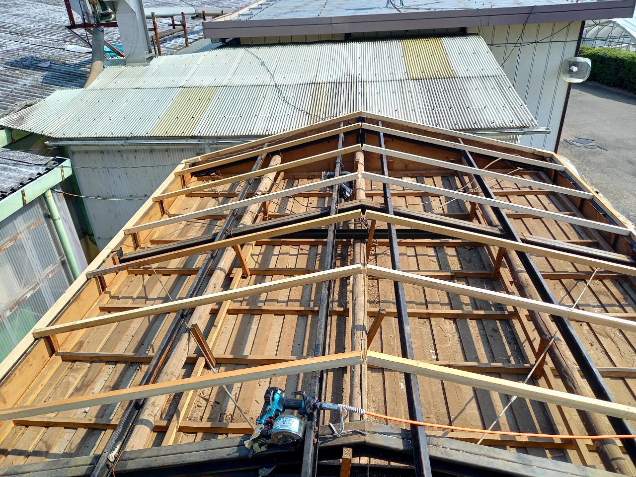 下地の補修と新規野地板の調整