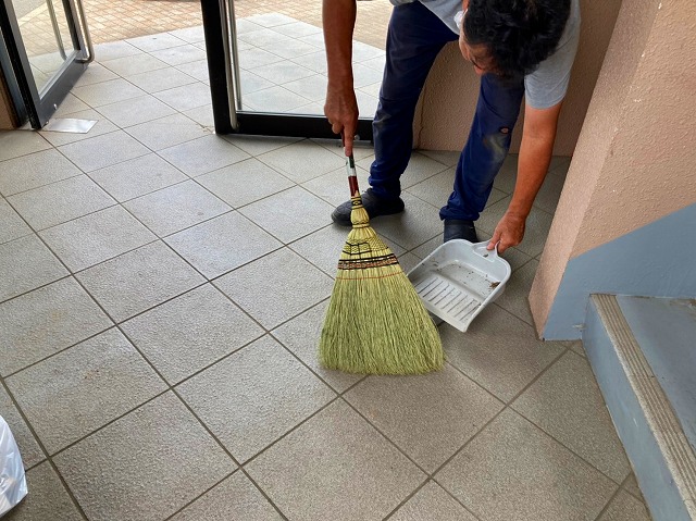 玄関ドアリフォーム後の清掃