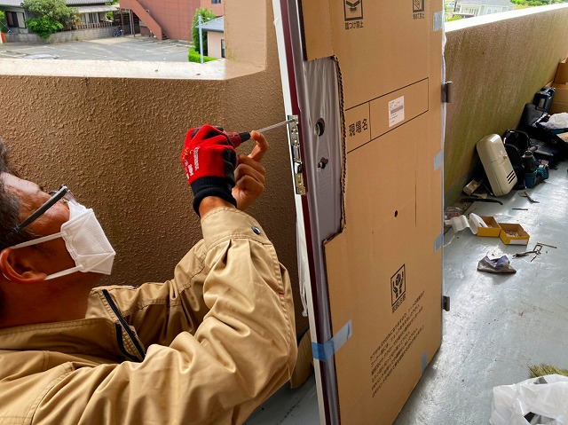 玄関ドアを交換する職人