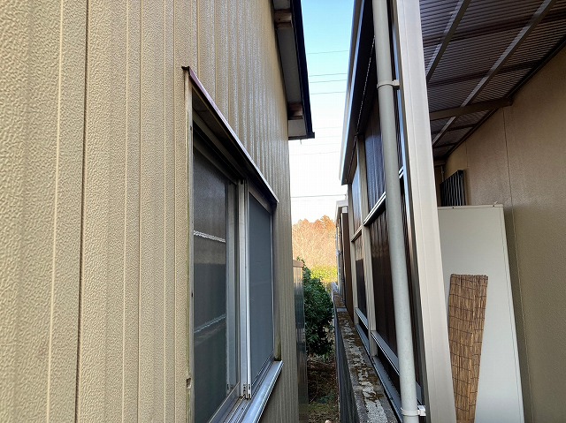 お隣様との敷地の距離が短いです