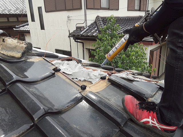 下地補修と接着材の充填