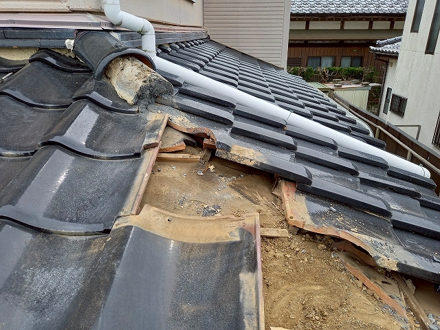 瓦下の土や木材の清掃と下地調整
