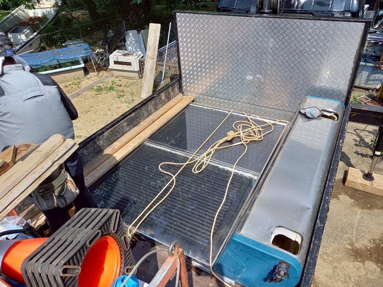 太陽熱を撤去しユニック車の荷台に乗せる