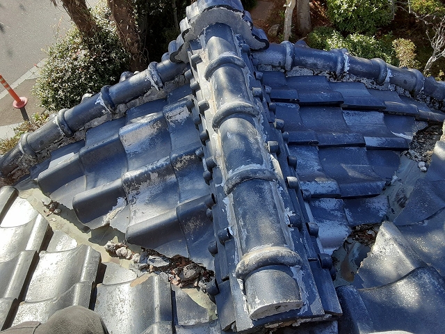 玄関入母屋の漆喰崩れ