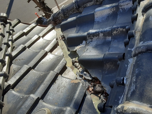 谷樋に溜まった漆喰