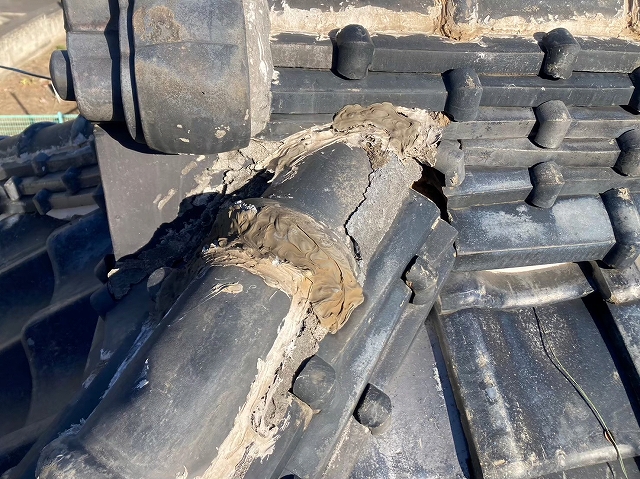 棟の接合部に穴