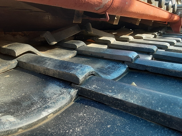 葺き留めの崩れたのし瓦