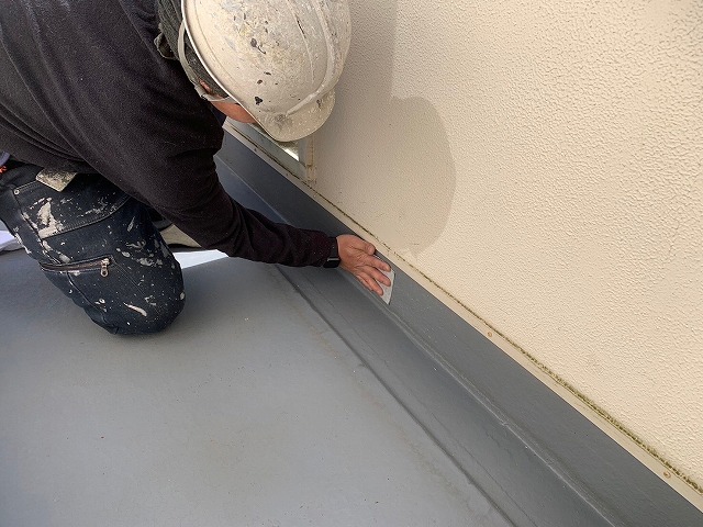 ベランダ防水工事で下地調整