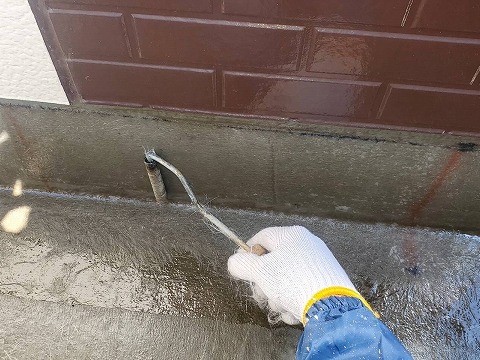 FRP防水工事　脱泡ローラーで塗布