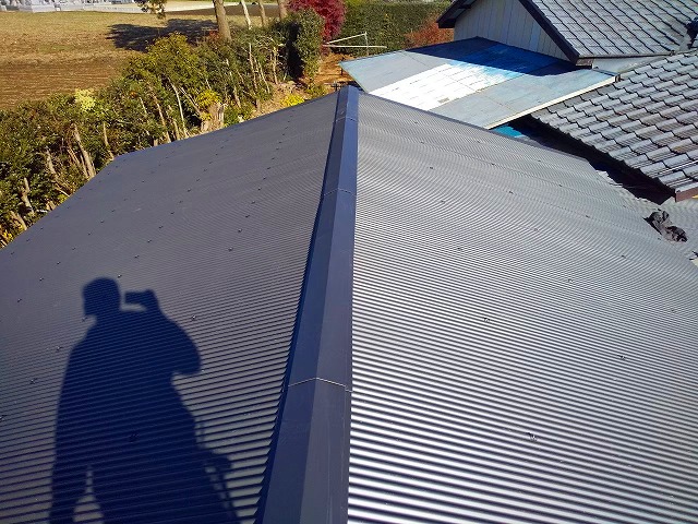 金属屋根の雨仕舞が完成です