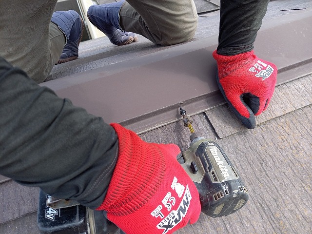 パッキン付きのビスで固定