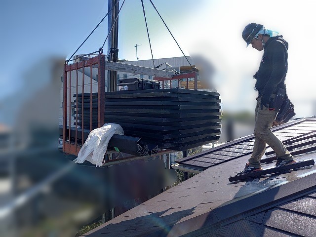 太陽光パネルの荷揚げ作業