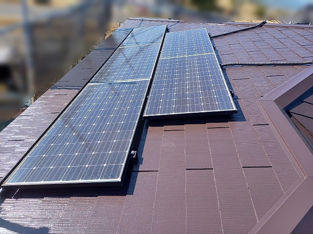 ソーラーパネルが載った屋根の塗装工事