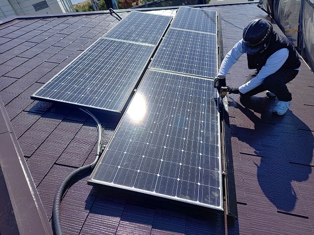 屋根のソーラーパネルの取付け