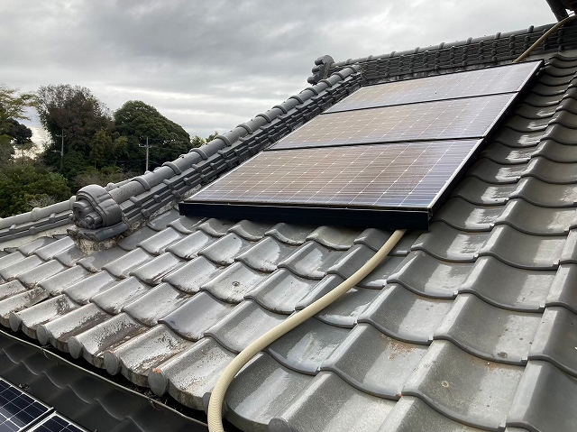 太陽光が設置された瓦屋根