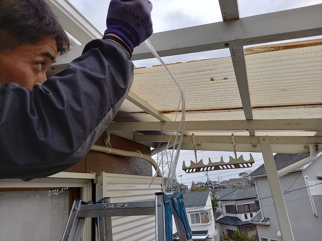 既存波板と金具の撤去作業