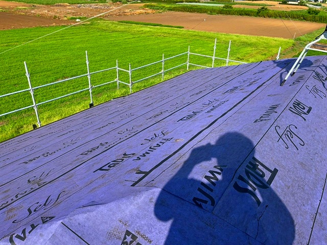 遅延型粘着式防水シート貼り完了です