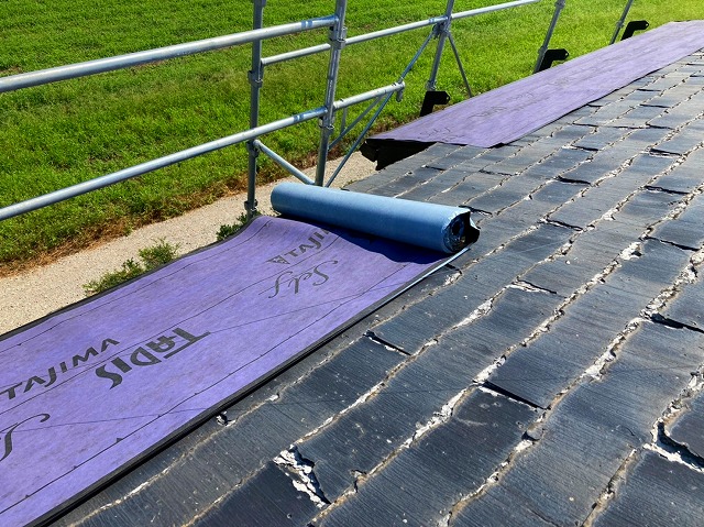 防水シートはタディスセルフで軒先から貼ってきます