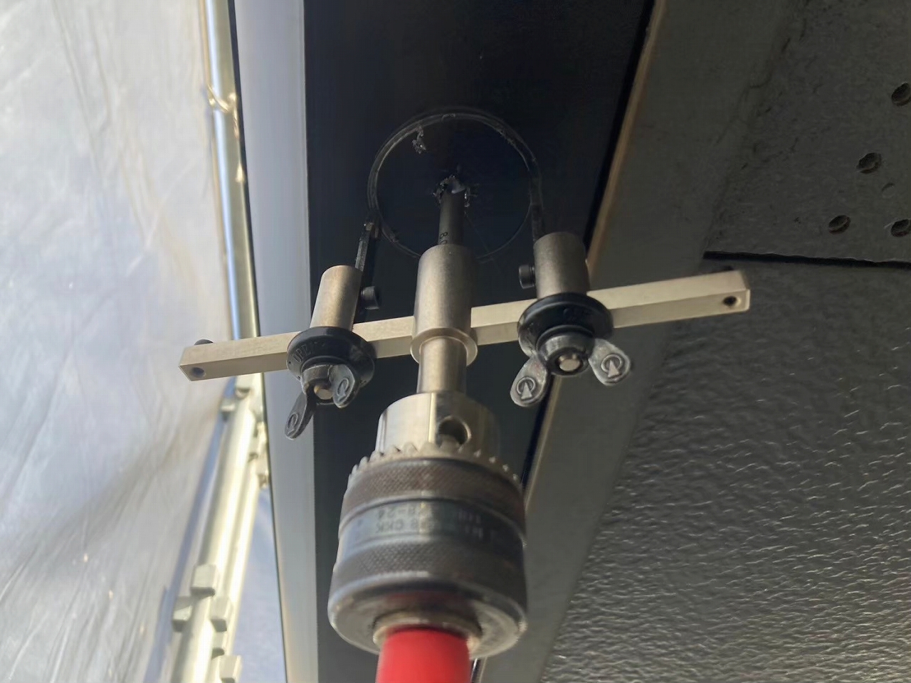 ファインスケアNF-Ⅰ型の集水器を空ける為の穴を空けています