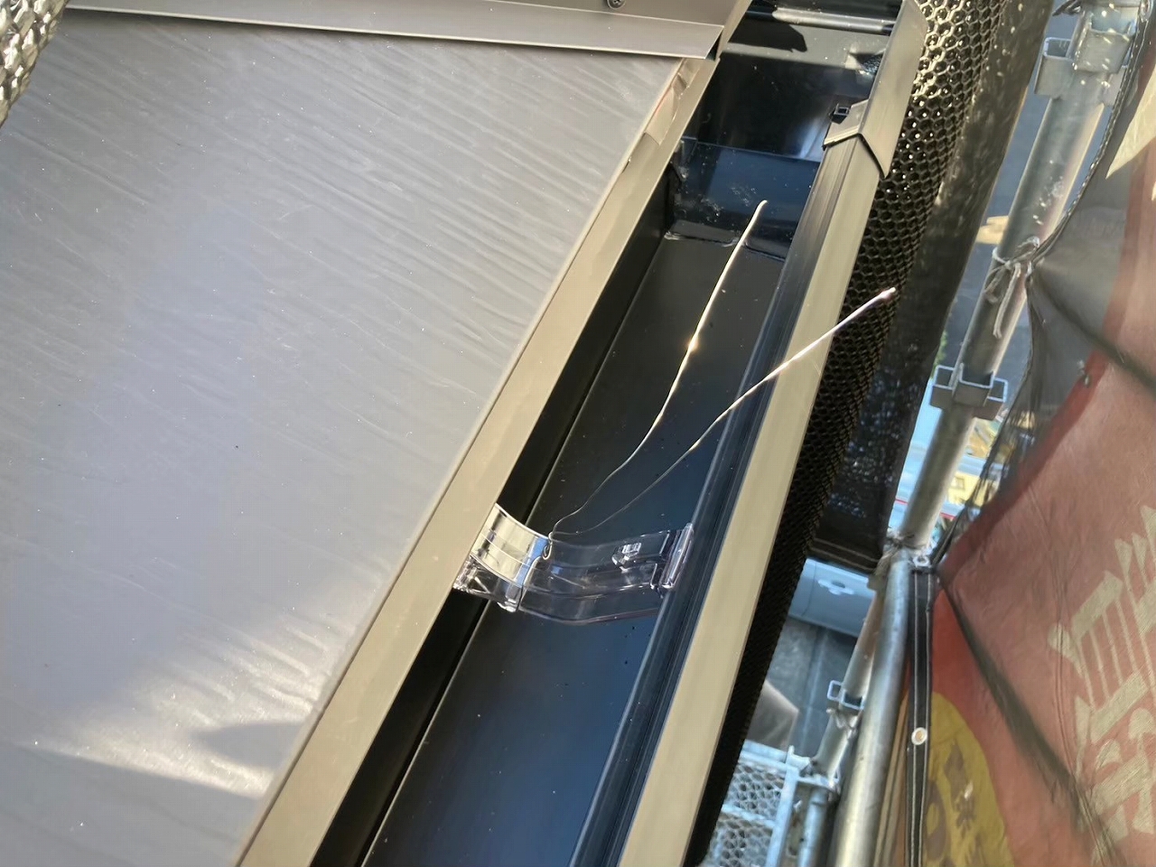 落ち葉除けネットを縛るステンレス番線