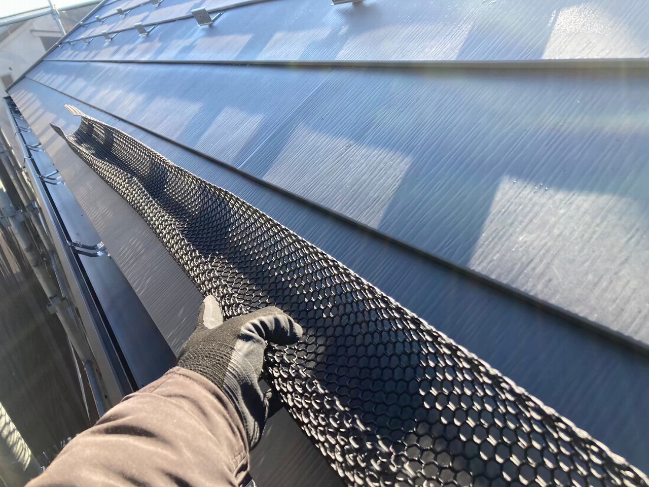 落ち葉除けネットを設置していきます