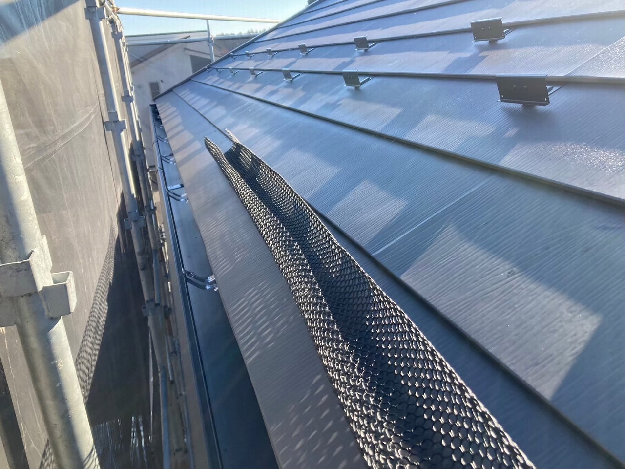 雨樋の中に落ち葉除けネットをいれます