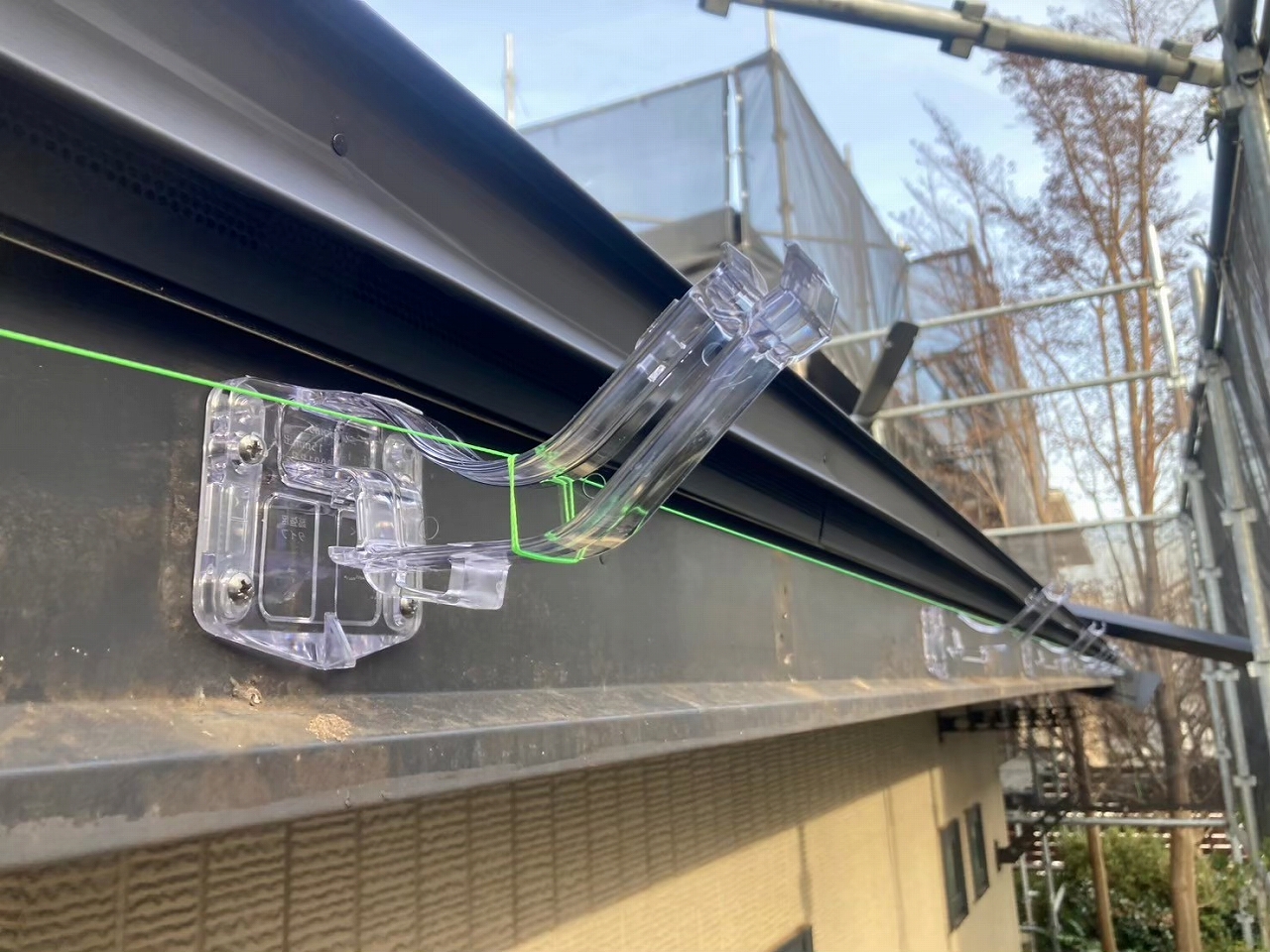 糸を張って傾斜を付けます