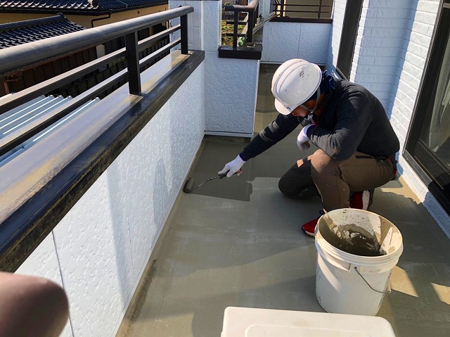 下地処理をする防水職人