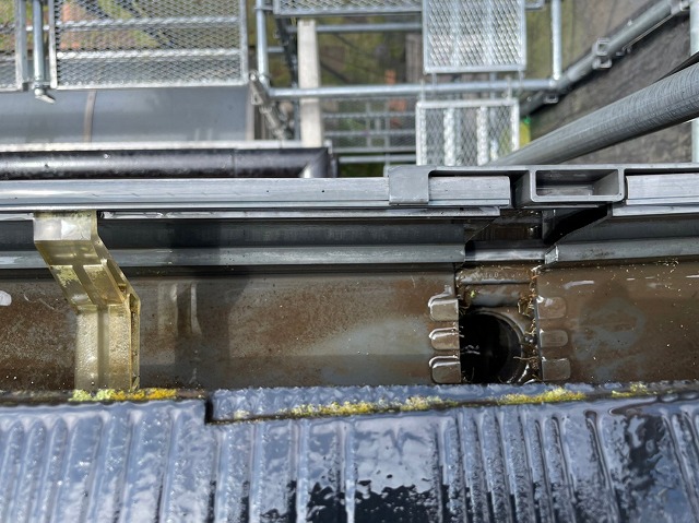 雨樋の高圧洗浄後