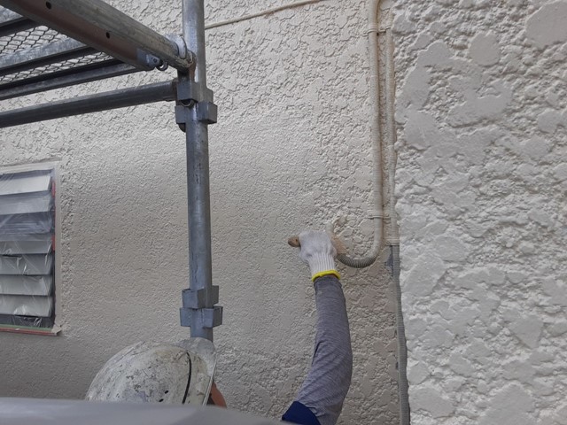 刷毛を使い上塗り