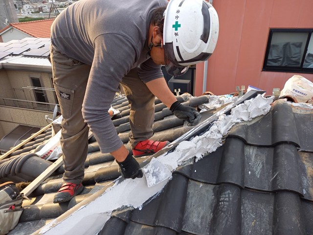 なんばん漆喰を鏡面仕上げする屋根職人