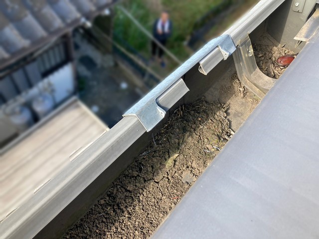 他の箇所も雨樋が土で埋まっている