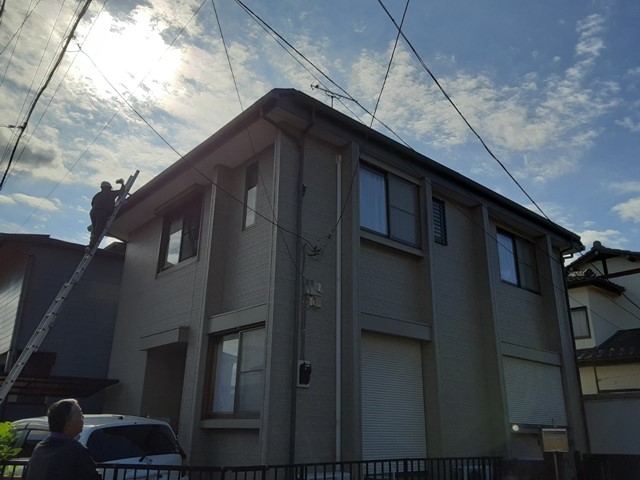 雨漏りの状況を確認するスタッフ