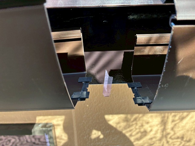 雨樋交換工事の軒樋へのスライドストッパー取り付け状況