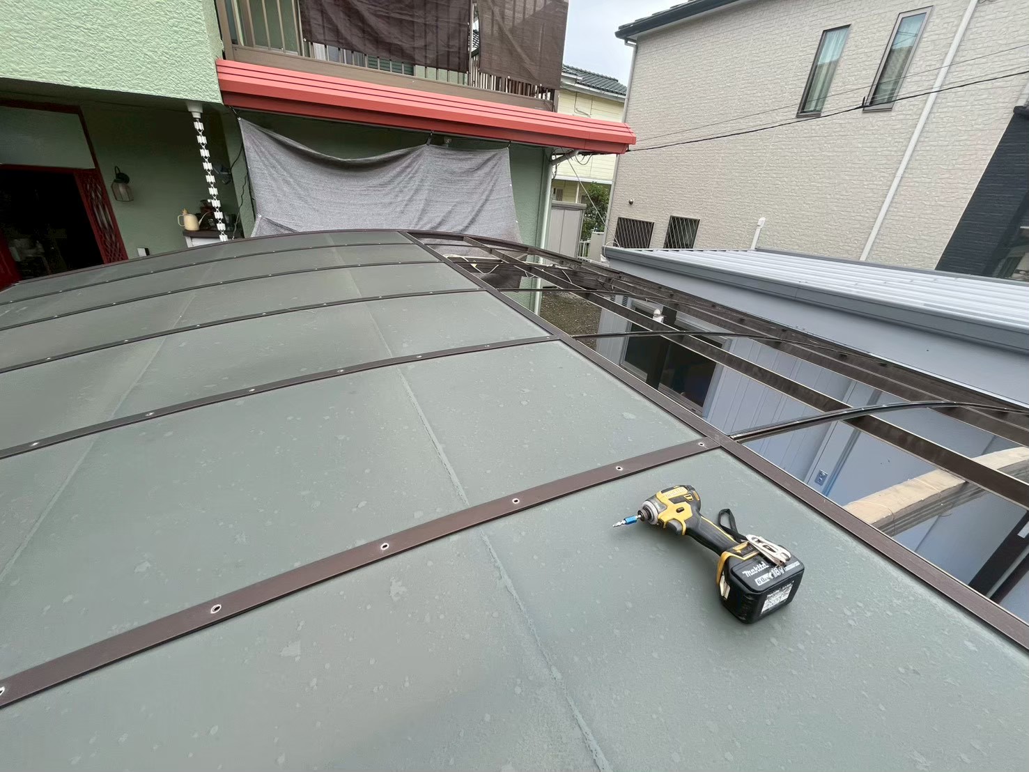 かすみがうら市 金物を外して古いポリカを撤去していく様子