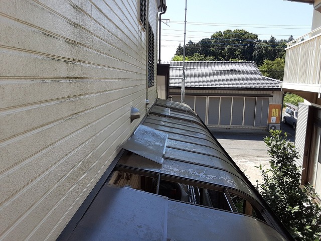 アルミ庇やねを４枚中3枚まで撤去完了