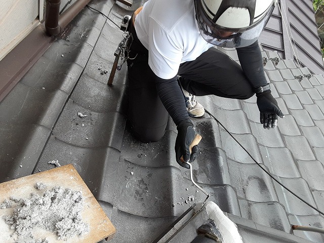 コテを使用し漆喰を塗っていく