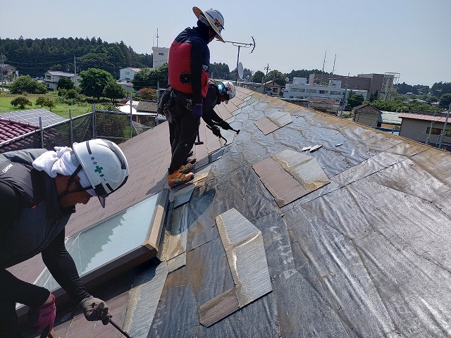 コロニアルを外すスタッフ