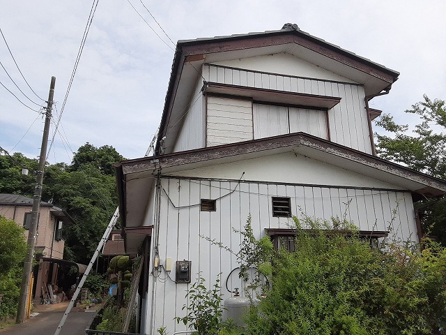 ハシゴを掛けて自然災害の調査