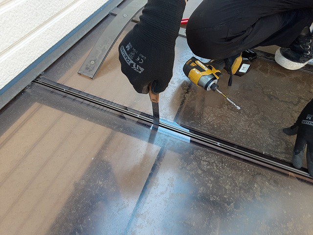 ヘラを使用してポリカボネート屋根を外す