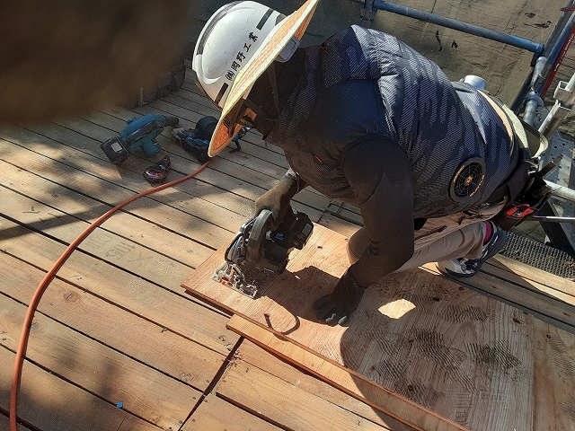 下地をに合わせてカットしているスタッフ