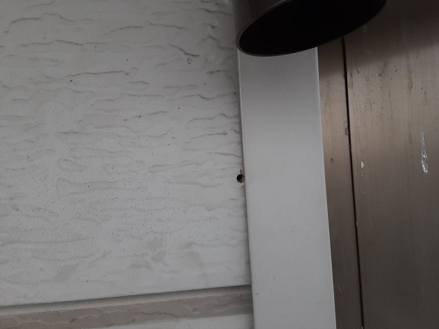 下穴が空いた外壁