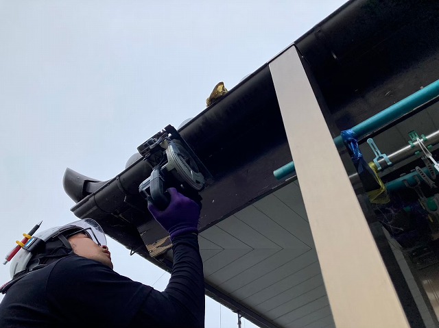 丸のこで雨どいに切り込み