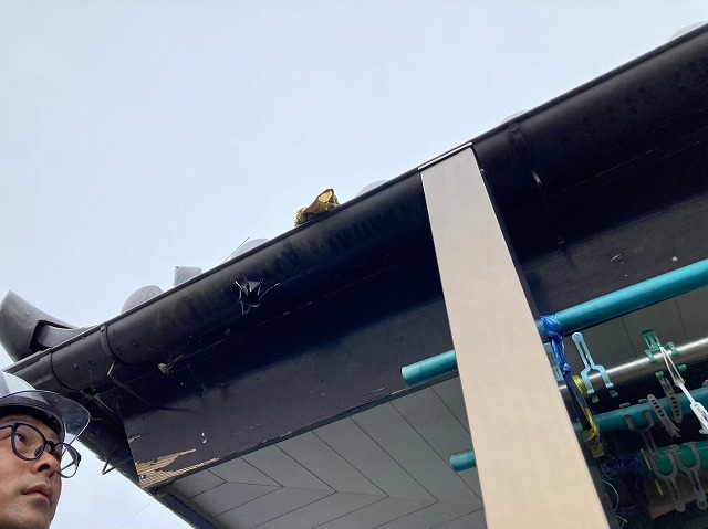 切り込みを開いてズレ防止にします