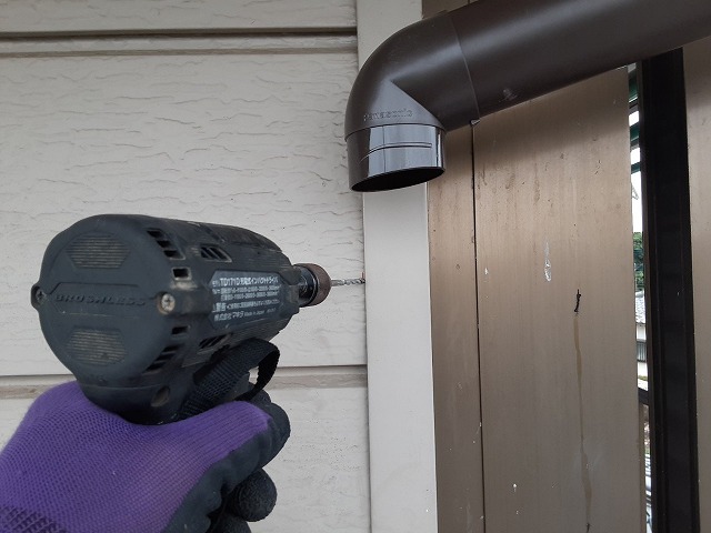 外壁に下穴を空けていきます