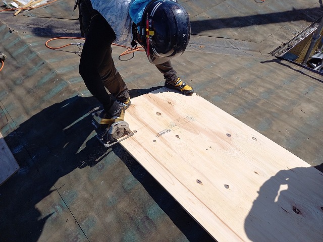 寸法を合わせてコンパネを切る