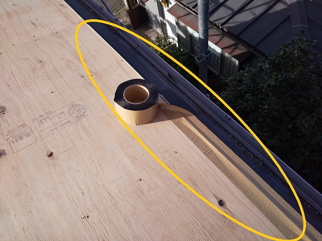 防水両面テープを貼る