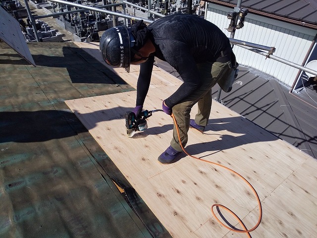 タルキに釘を打つ