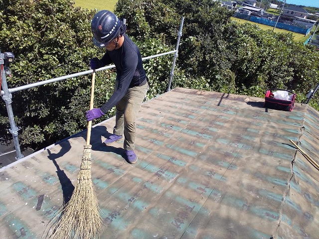 屋根を掃き掃除