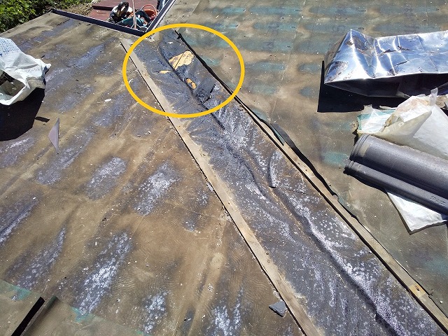 下地材に穴が空いている